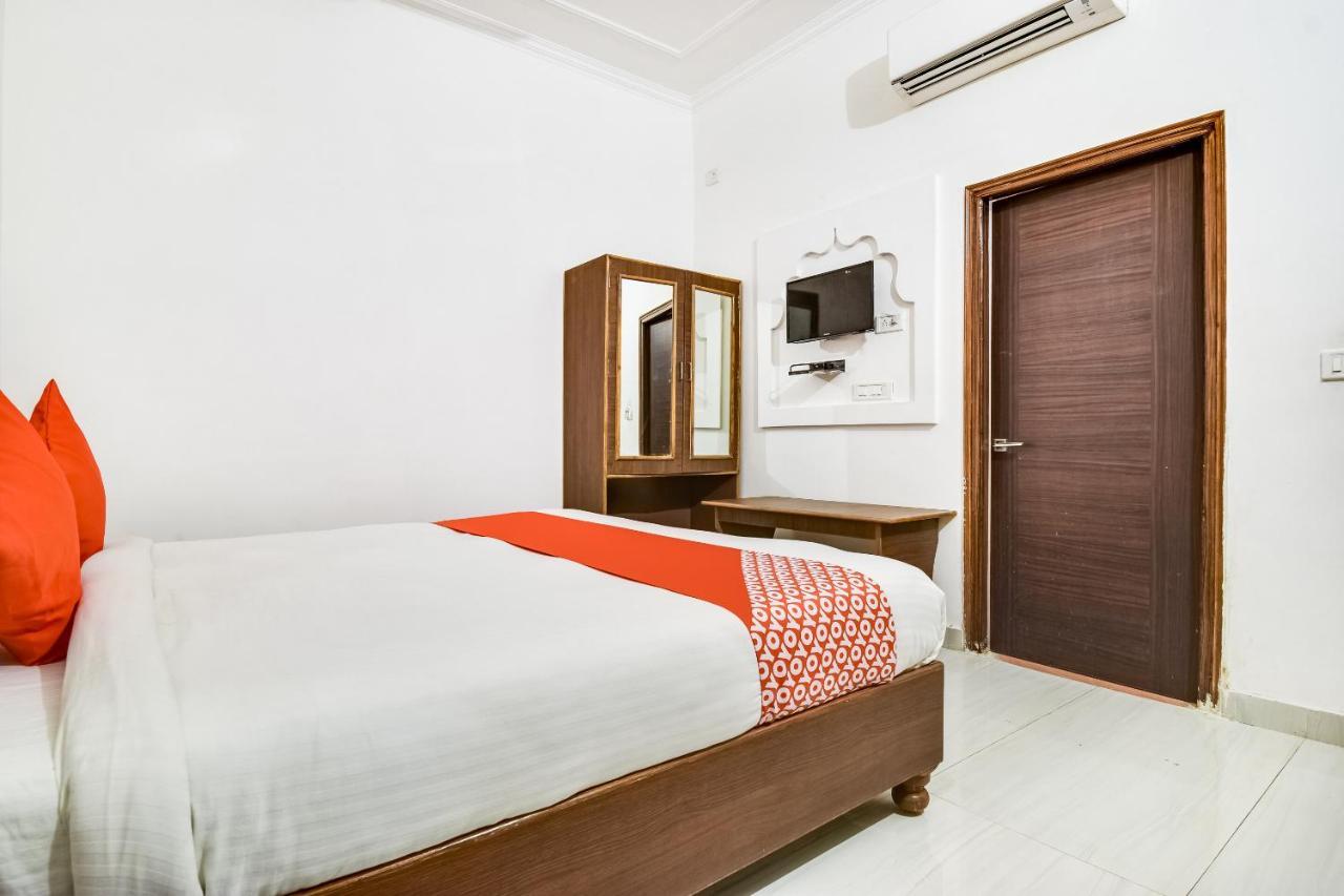 Capital O 23129 Chelsea Palace Hotel Khajurāho Eksteriør billede